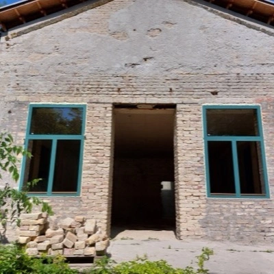 Vadászházba beépített kültéri nyílászárók zöld színben